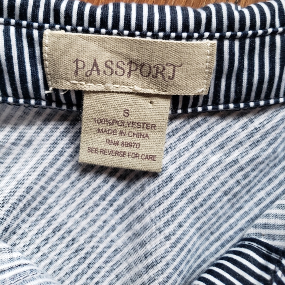 3/$20 Passport sleeveless tie front button down - Picture 3 of 4